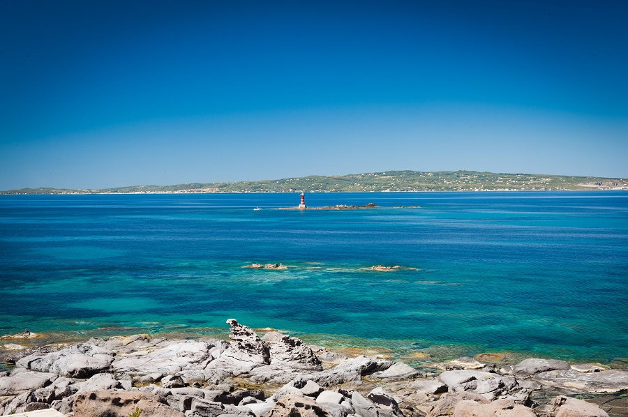 Scogli chiari e mare azzurro lungo la costa del Sulcis.