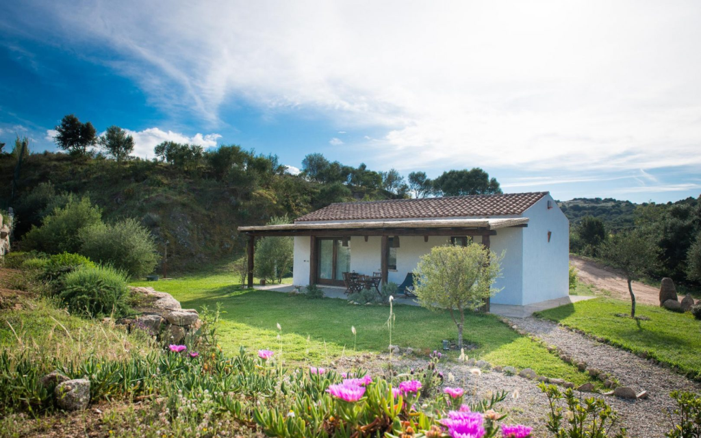 La casa Arrexina, in granito, immersa nella campagna di Golfo Aranci.