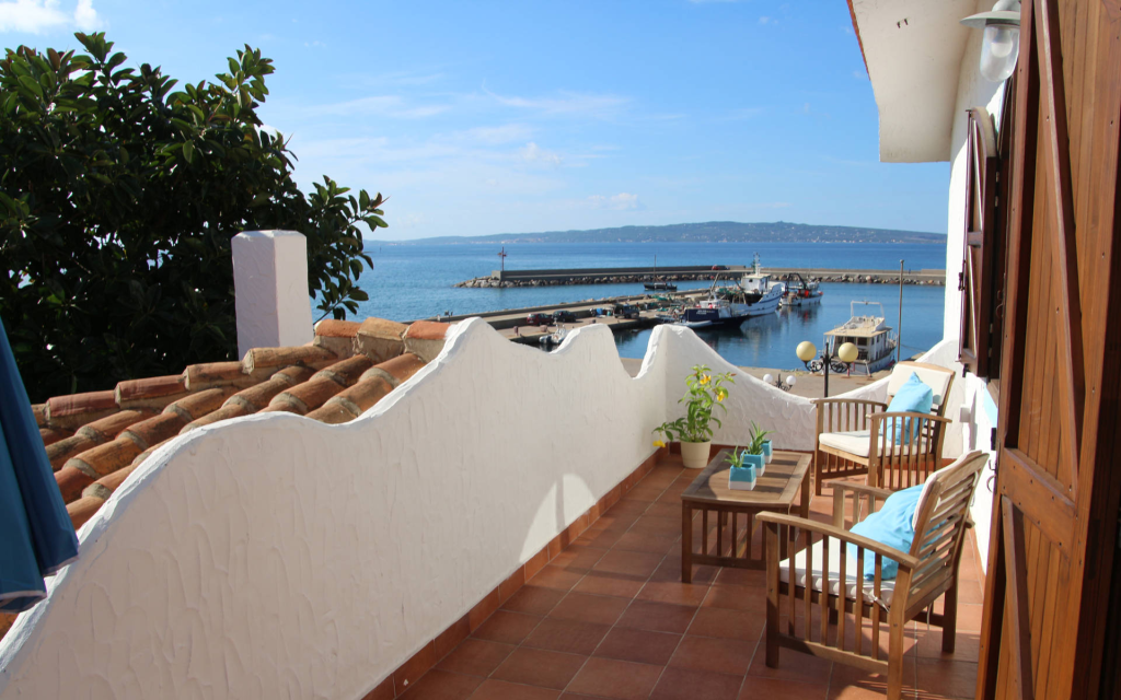 Terrazza con vista sul porticciolo di Portoscuso di una casa vacanza Sa Cruxitta.